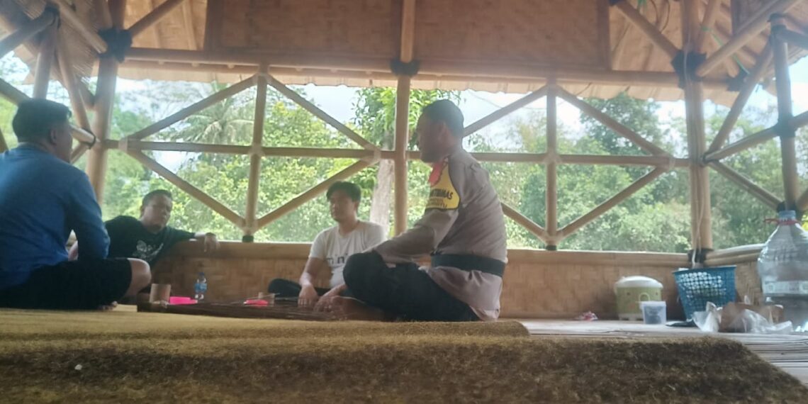 Bhabinkamtibmas Polsek Lembursitu selalu hadir dan sambangi warga masyarakat Pesta Demokrasi Pemilu Damai Serentak 2024