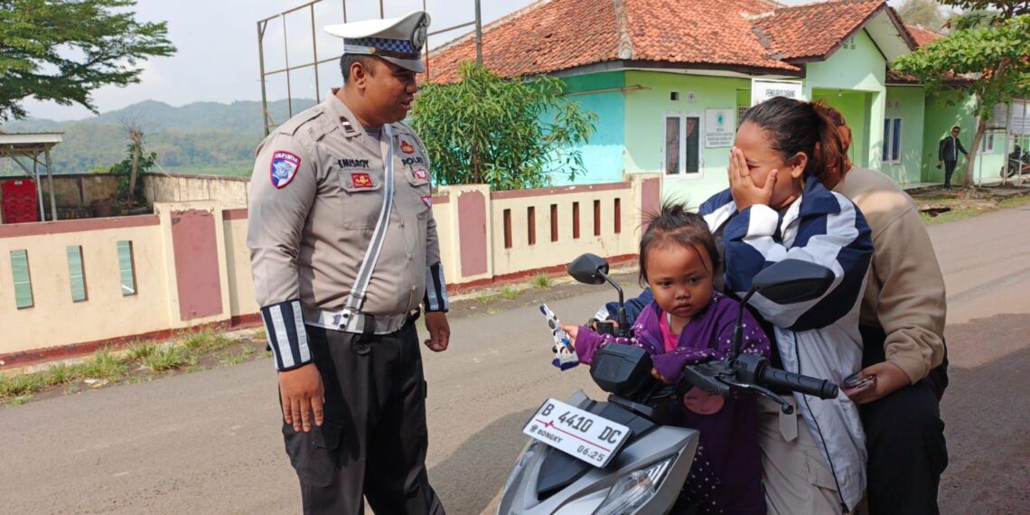 Polsek Gunungguruh Laksanakan Operasi Zebra Lodaya 2024 Memberikan Sangsi berupa Teguran secara lisan kepada pengendara yang melanggar Jaga Kondusifitas Pesta Demokrasi Pemilu Damai 2024