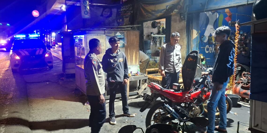 Menjelang Pilkada serentak tahun 2024, Patroli Polsek Sukalarang Sambangi Dialogis dengan warga