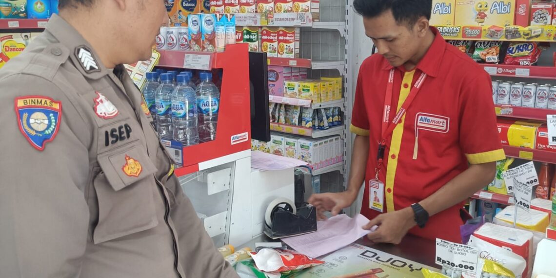 Jaga Kondusifitas Pilkada Serentak 2024 Bhabinkamtibmas Bersinergi Dengan Babinsa Lakukan Patroli Dialogis