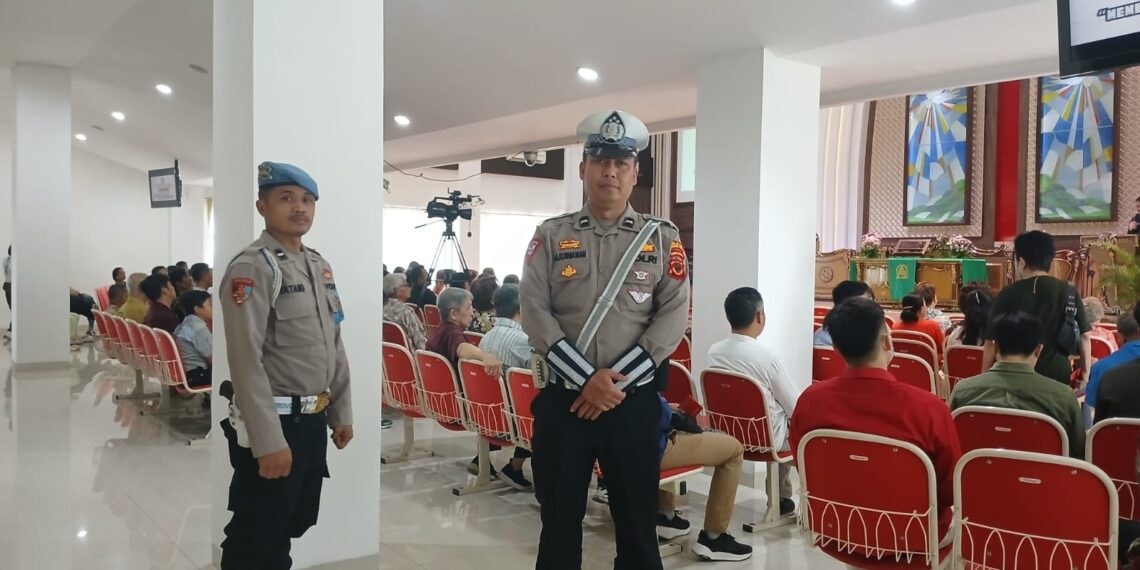 Personil Polsek Sukalarang Laksanakan Pengamanan Kebaktian Umum di Gereja GKI Penginjil Kota Sukabumi