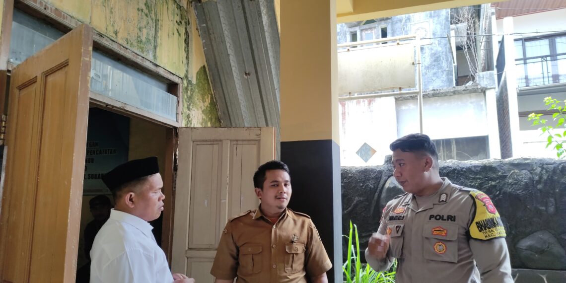 Tingkatkan Kamtibmas dan Jaga Kondidsifitas Pilkada Serentak 2024, Bhabinkamtibmas Desa Cikahuripan Polsek Kadudampit efektifkan Dialogis bersama Warga.