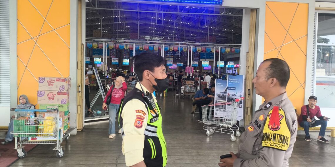 Sambang Kamtibmas, Bhabinkamtibmas Sudajayahilir serukan Pemilu Damai 2024 bersama Security Indogrosir