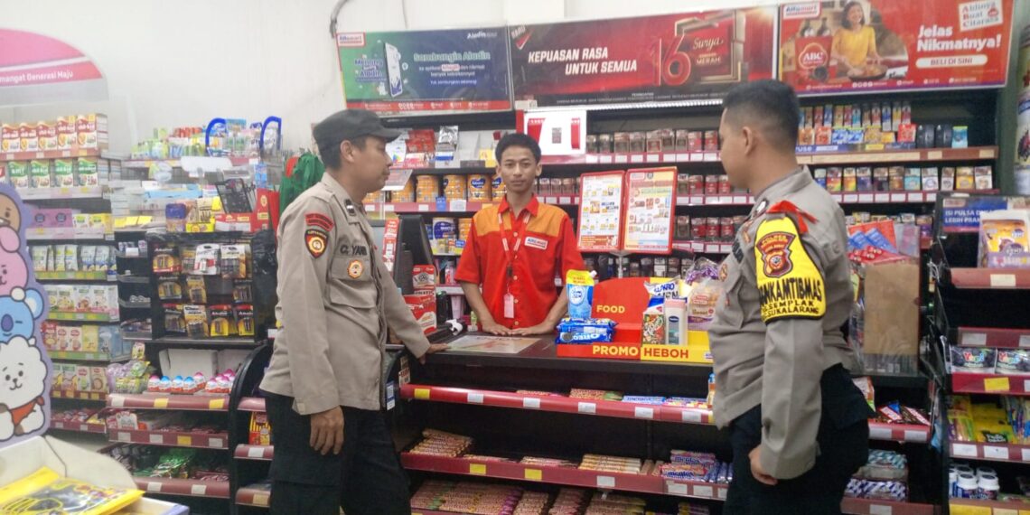Anggota Samapta Polsek Sukalarang Laksanakan Patroli Dialogis Kerawanan Malam Sambangi Minimarket Alfamart Jelang pilkada serentak