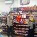 Anggota Samapta Polsek Sukalarang Laksanakan Patroli Dialogis Kerawanan Malam Sambangi Minimarket Alfamart Jelang pilkada serentak