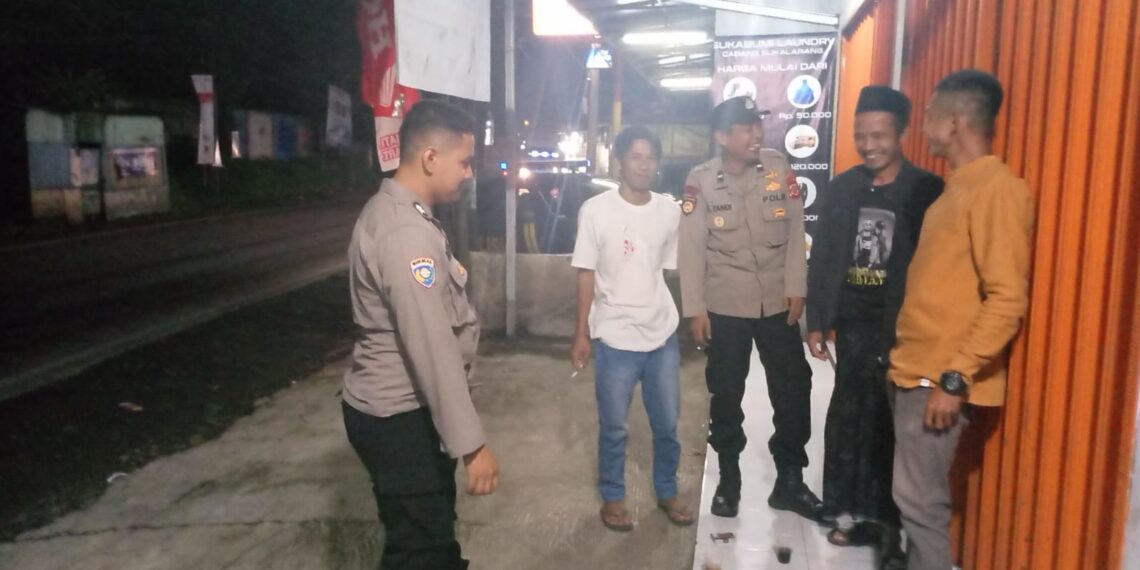 Ngobrol Bersama Masyarakat, Patroli Dialogis Malam Petugas Sampaikan Pesan Kamtibmas Jelang Pilkada 2024