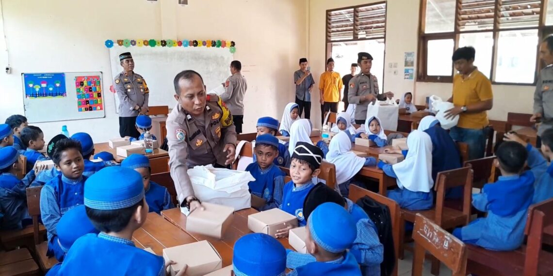 Peduli Kasih Anak Bangsa. Polsek Baros Gelar Jum’at Berkah bersama SD Qur’an Smart Sejahtera