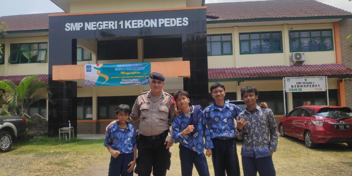 Personil Polsek  Kebonpedes Laksanakan Patroli dan Beri Himbauan kepada Pelajar SMP N 1 Kebonpedes pada Jam Pulang Sekolah