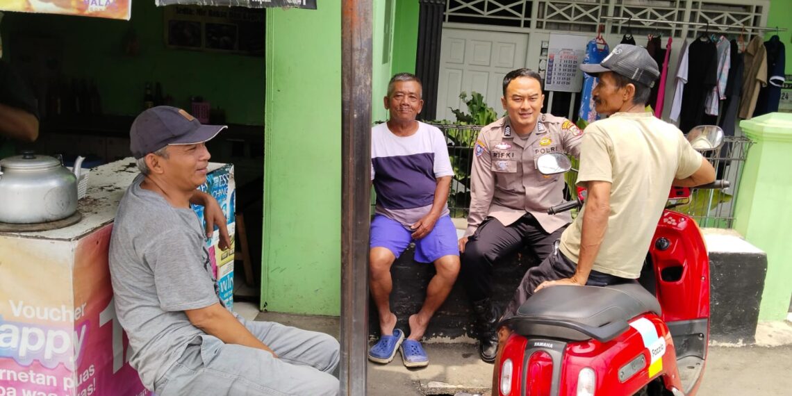 Pilkada Serentak, Bhabinkamtibmas Polsek Cikole Laksanakan Giat Sambang Warga