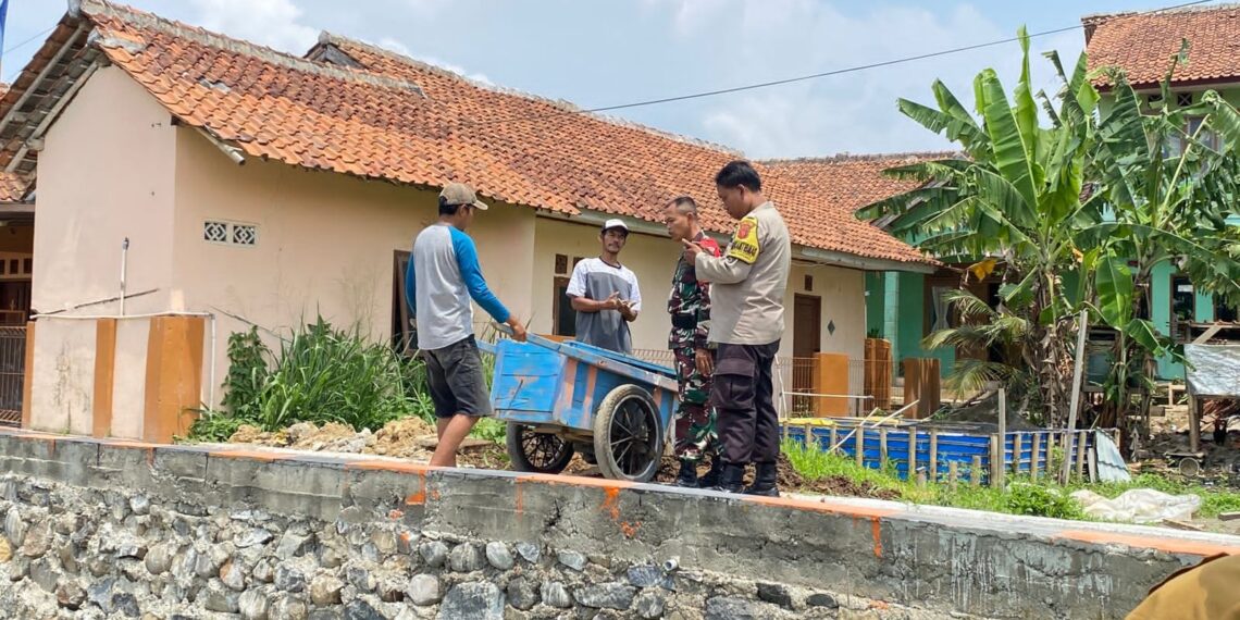 Jaga Kondusifitas Pilkada Serentak 2024 Bhabinkamtibmas Sambangi Warga Untuk Tingkatkan Harkamtibmas