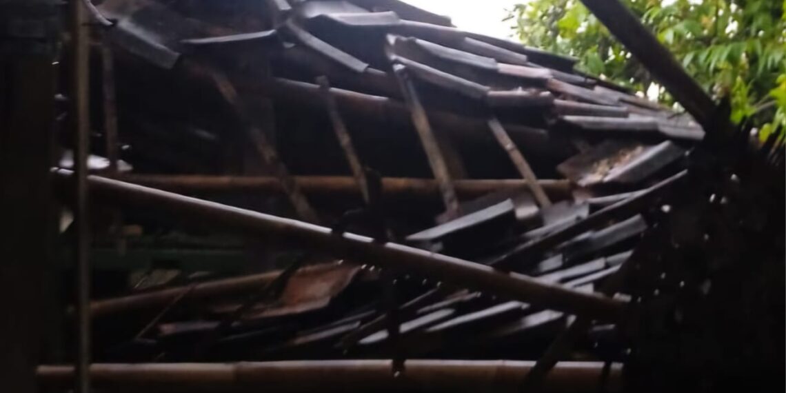 Rumah Milik Benyamin di Cikole Sukabumi Ambruk Diguyur Hujan