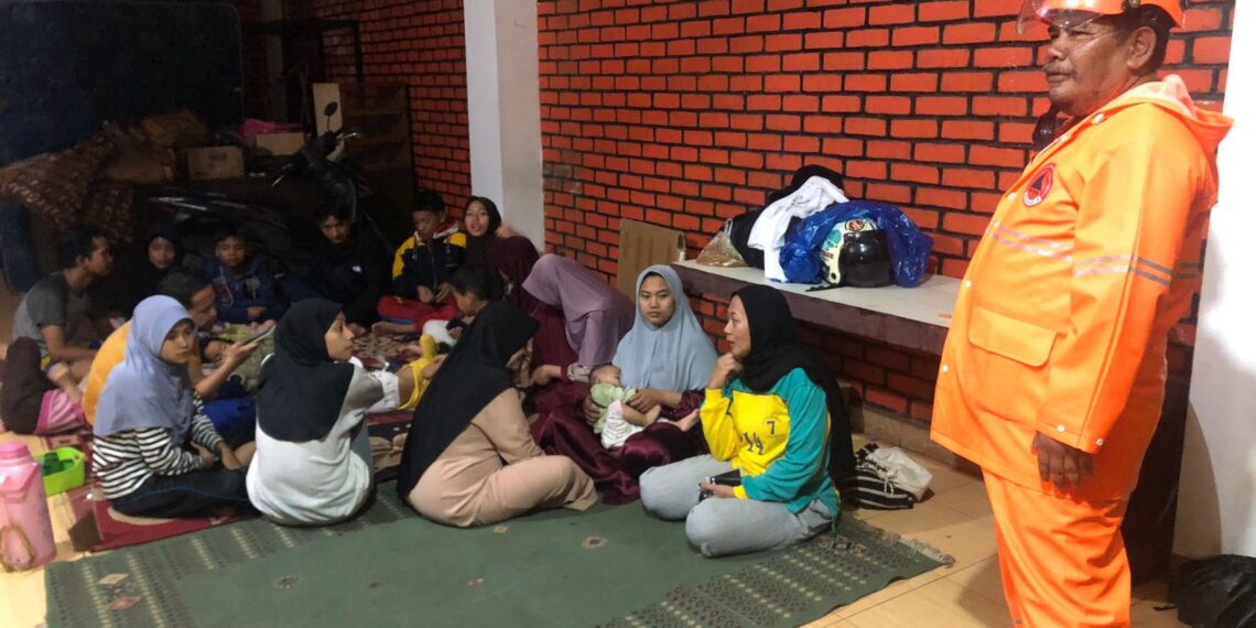 Dampak Banjir Seratus Lebih Warga Mengungis. Beberapa Rumah Jebol
