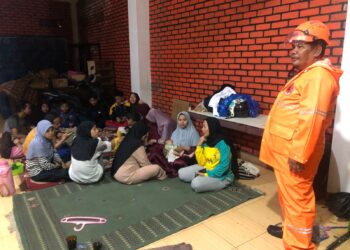 Dampak Banjir Seratus Lebih Warga Mengungis. Beberapa Rumah Jebol
