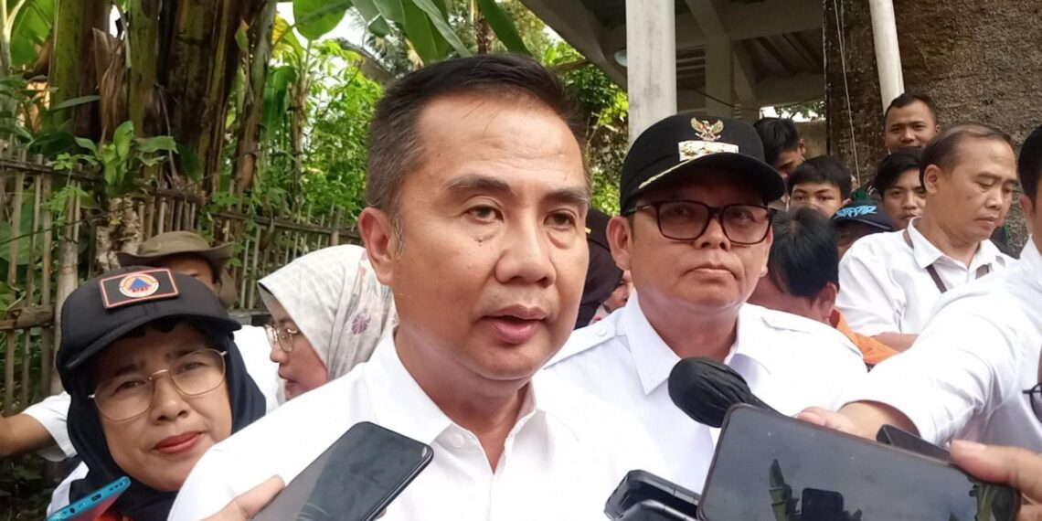 Pj Gubernur Bey Tinjau Banjir di Kota Sukabumi. Ini Langkah Yang Diambil