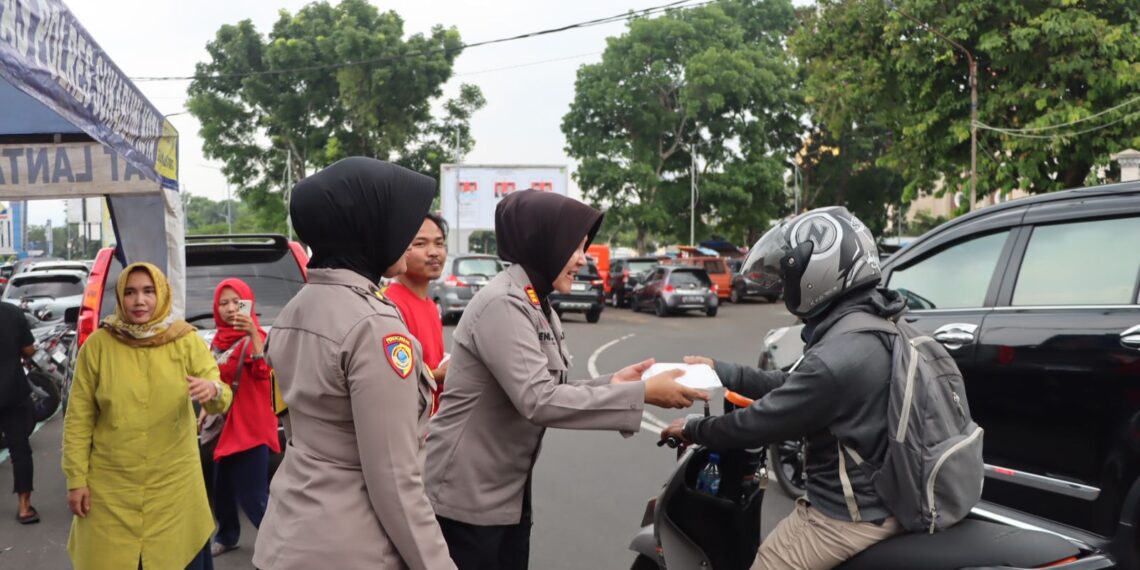 Jum’at Berbagi di Depan Mako, Polres Sukabumi Kota Bagi-bagi Nasi Kotak Untuk Warga
