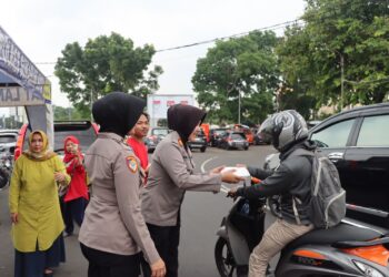 Jum’at Berbagi di Depan Mako, Polres Sukabumi Kota Bagi-bagi Nasi Kotak Untuk Warga
