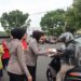 Jum’at Berbagi di Depan Mako, Polres Sukabumi Kota Bagi-bagi Nasi Kotak Untuk Warga