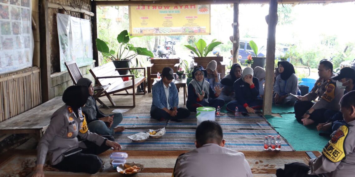 Gelar Jum’at Curhat di Gunung, Kapolres Sukabumi Kota Dengarkan Curhatan Petani