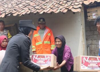 Kunjungi Warga Terdampak Hujan Deras, Kapolres Sukabumi Kota Salurkan Bantuan