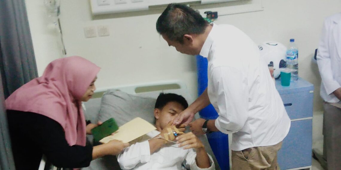 Pj Gubernur Bey Jenguk dan Berikan Santunan Untuk Santri Korban Longsor Pesantren Yaspida