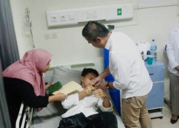 Pj Gubernur Bey Jenguk dan Berikan Santunan Untuk Santri Korban Longsor Pesantren Yaspida