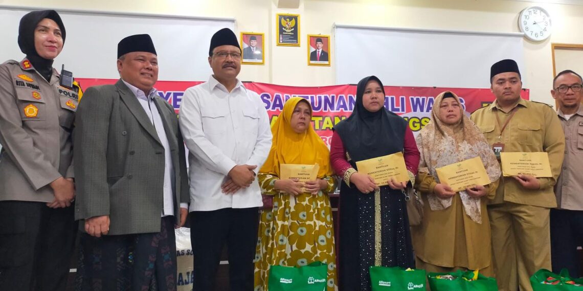 Mensos RI Gus Ipul Ucapkan Duka Mendalam Untuk Korban Longsor Ponpes Yaspida dan Berikan Santunan