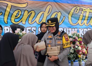 Launching Tenda Cita, Kapolres AKBP Rita Suwadi Bagi-bagi Nasi Kotak