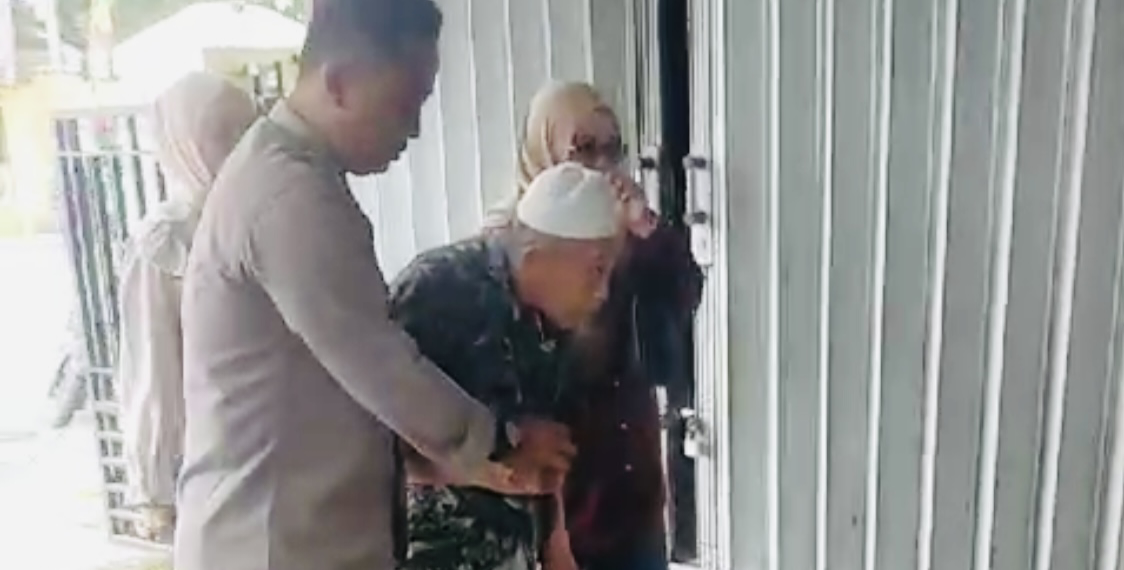 Aksi Humanis Polisi di Sukabumi, Papah Lansia Menuju TPS