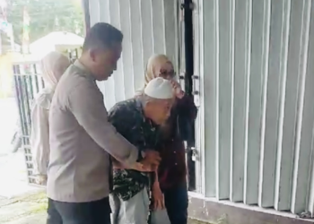 Aksi Humanis Polisi di Sukabumi, Papah Lansia Menuju TPS