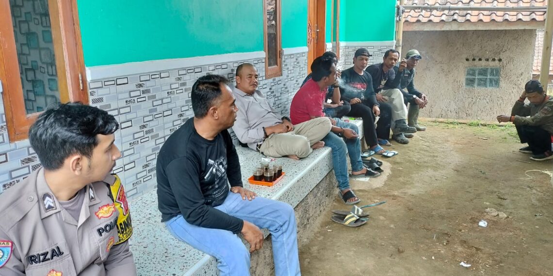 Dalam upaya untuk lebih mendekatkan pihak Kepolisian dengan masyarakat, Bhabinkamtibmas desa Prianganjaya kec. Sukalarang Kab. Sukabumi