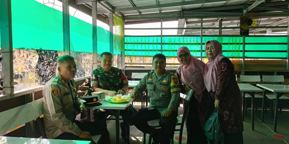 Polsek Sukaraja Laksanakan sambang warga di Kp.Baru Desa Pasirhalang Kecamatan Sukaraja Kabupaten Sukabumi. Jum’at (01/11/2024).