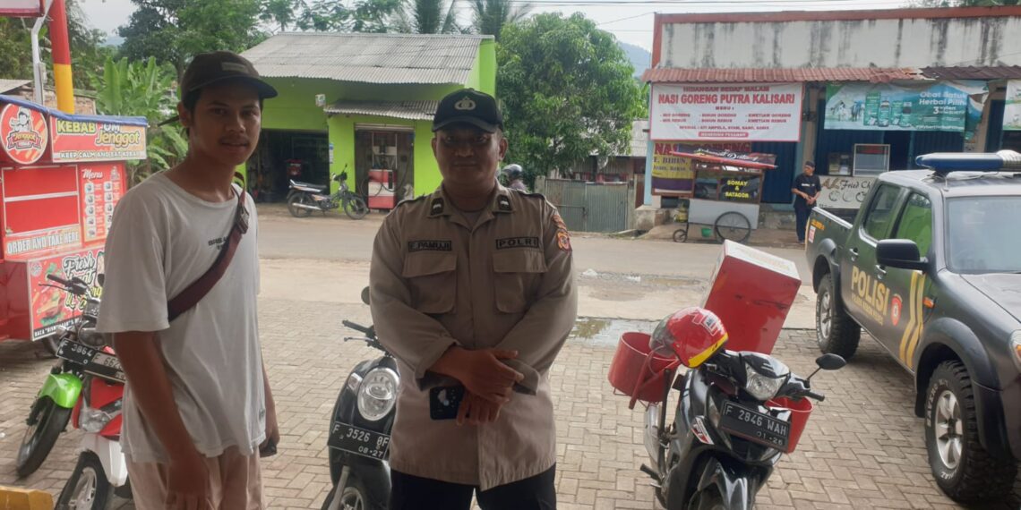 Patroli Polsek Kebonpedes Sambangi Warga Sampaikan Himbauan Kamtibmas Pilkada Serentak 2024