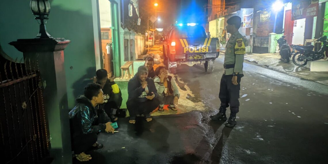Dengan Patroli Dialogis, Bhabinkamtibmas Polsek Kebonpedes Dekati Masyarakat Berikan Himbauan Pilkada Serentak 2024