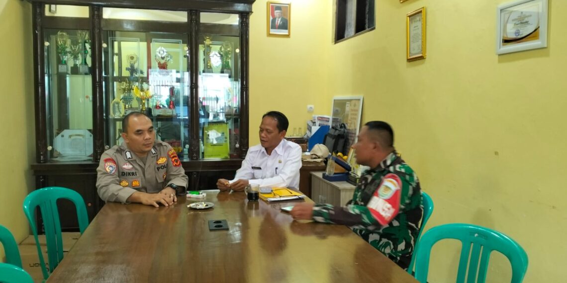 Koordinasi Tiga Pilar, Bhabinkamtibmas Polsek Cireunghas Maksimalkan Keamanan Di Desa Binaan Jelang Pilkada
