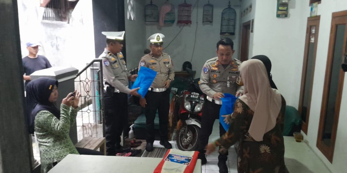 Polres Sukabumi Kota Tinjau Lokasi Bencana Serta Sambagi Korban laksanakan Baksos