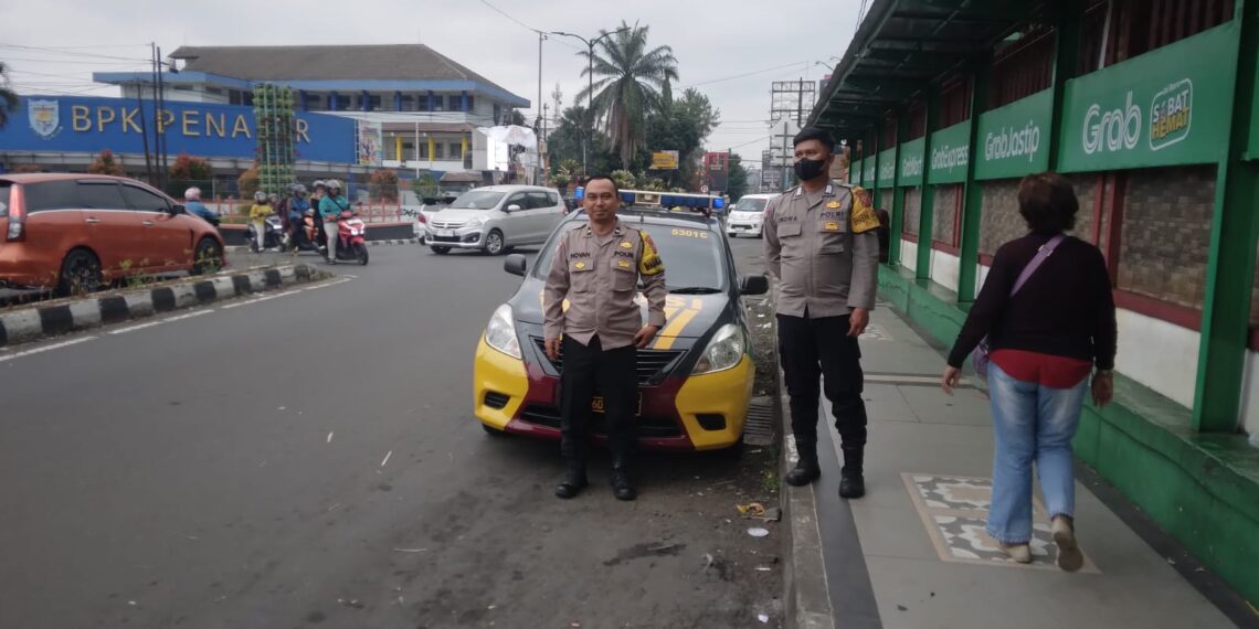 Bhabinkamtibmas Polsek Cikole Polres Sukabumi Kota Gelar Patroli Pemantauan Situasi Wilayah Jelang Pilkada 2024