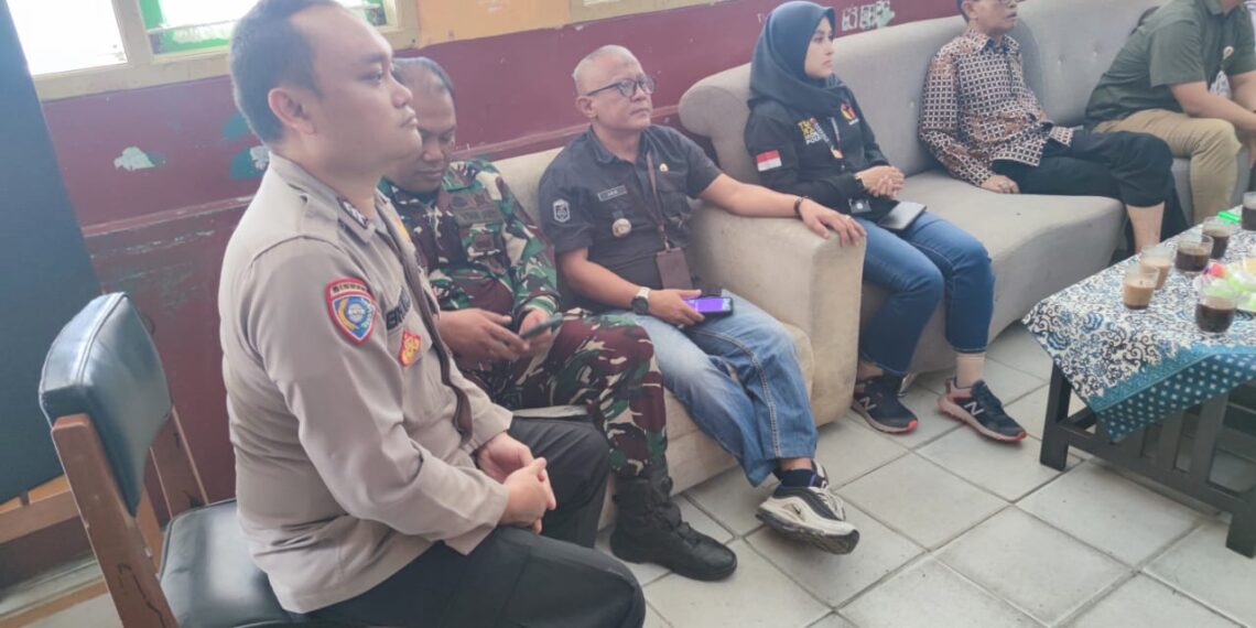 Pelantikan dan Bimbingan Teknis (Bimtek) untuk Kelompok Penyelenggara Pemungutan Suara (KPPS) desa Sukaraja di laksanakan di SDN 1 Sukaraja desa Sukaraja Kecamatan Sukaraja