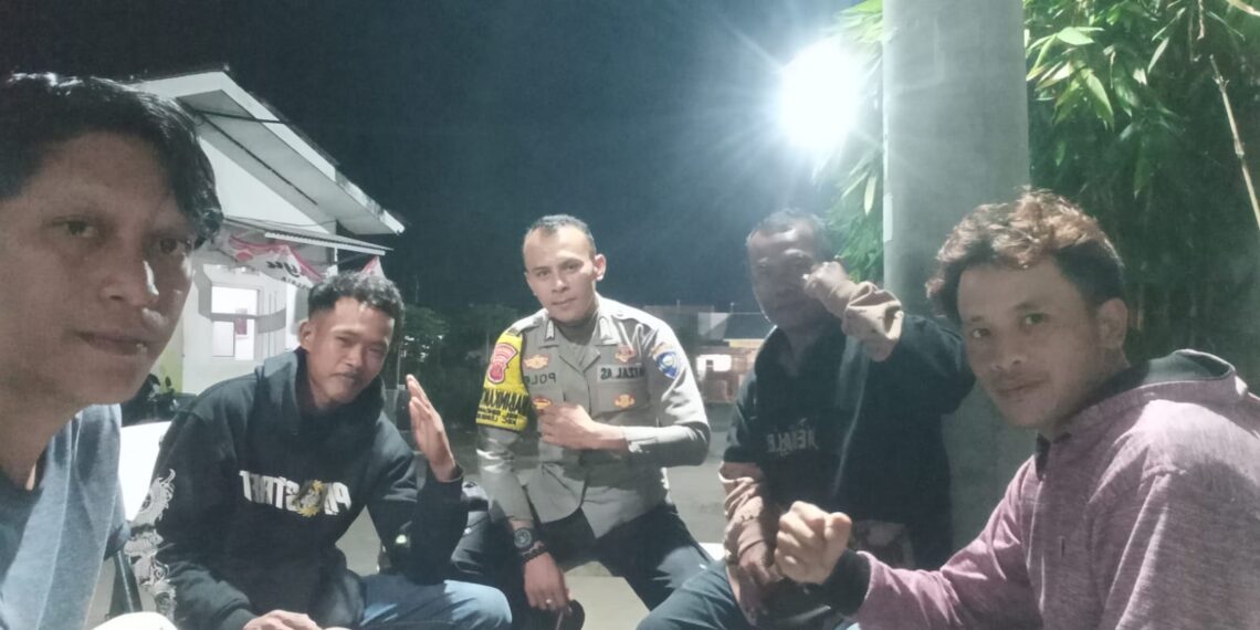 Sambang dialogis malam hari  Bhabinkamtibmas Polsek Lembursitu
