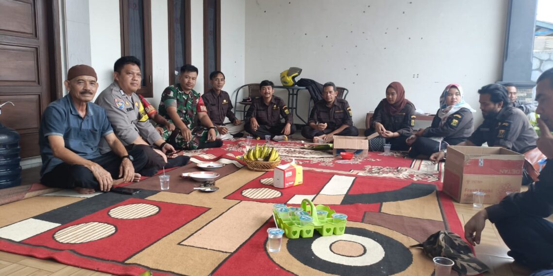 Bhabinkamtibmas Desa Pasirhalang Polsek Sukaraja, Bripka Asep Hendra bersama Babinsa Pasirhalang melaksanakan kegiatan sambang dialogis