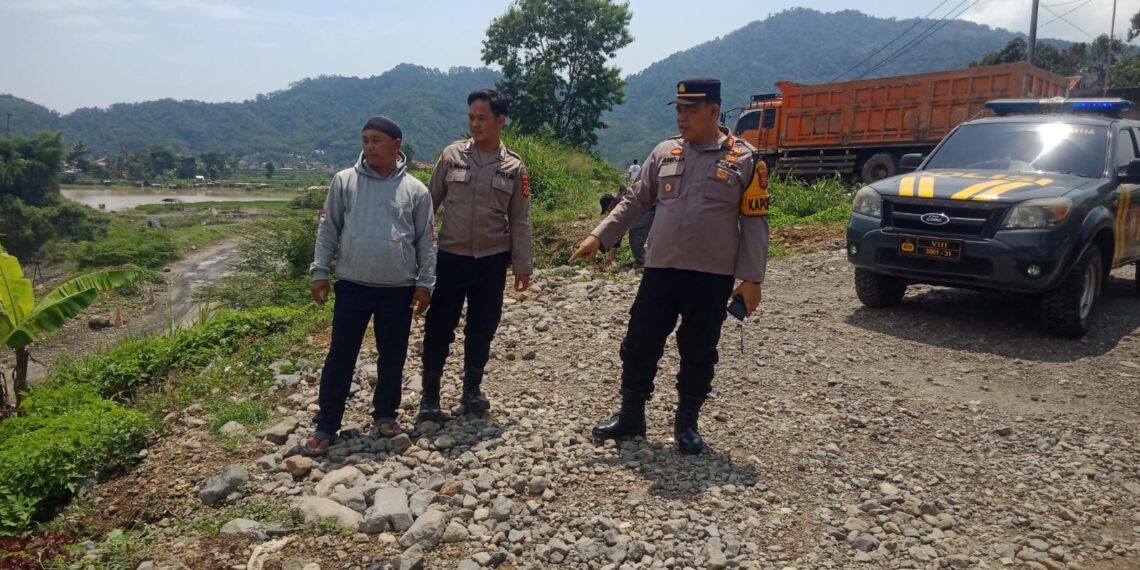 Kapolsek Sukalarang Waspada Bencana Cuaca Ekstrem Monitoring Tempat Rawan Longsor