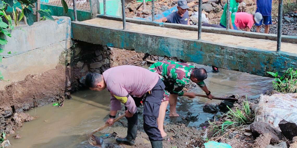 Bhabinkamtibmas Polsek Cisaat Turut Serta Dalam Kegiatan Kerja Bakti Bersihkan Sungai antisipasi banjir