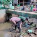 Bhabinkamtibmas Polsek Cisaat Turut Serta Dalam Kegiatan Kerja Bakti Bersihkan Sungai antisipasi banjir