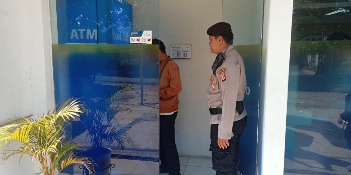 Cegah Kejahatan Perbankan Saat Patroli siang hari Anggota Polsek Lembursitu kontrol ATM