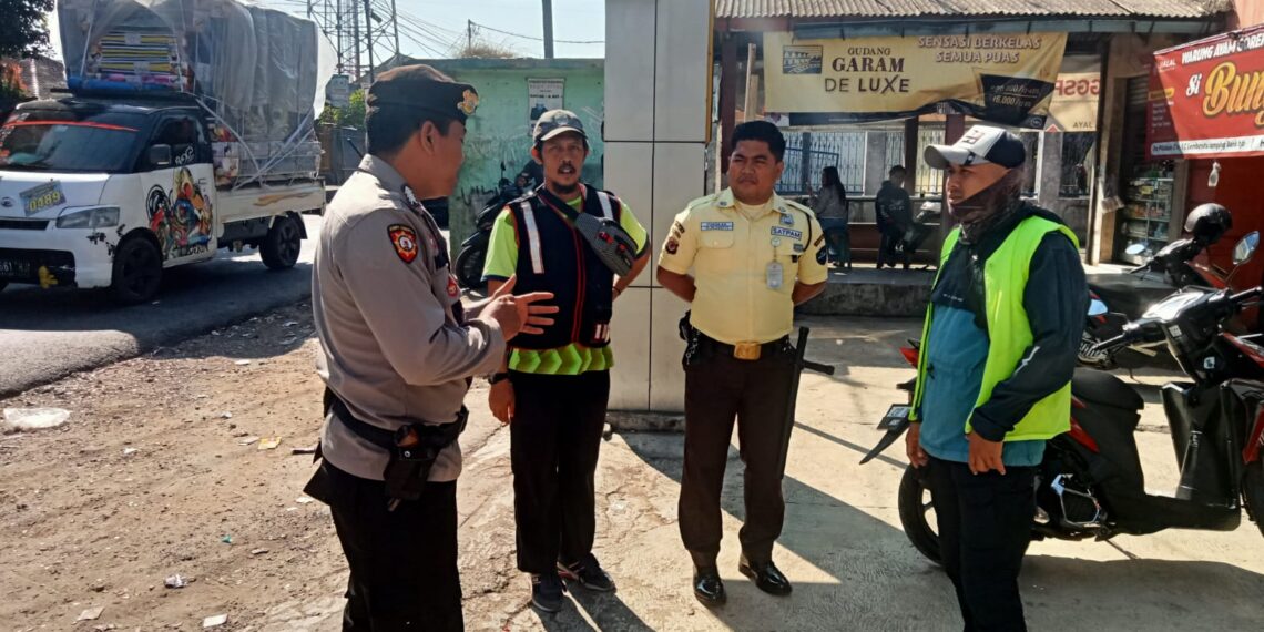 Anggota Patroli Himbau Tukang Parkir Agar Tertib Pada Peraturan