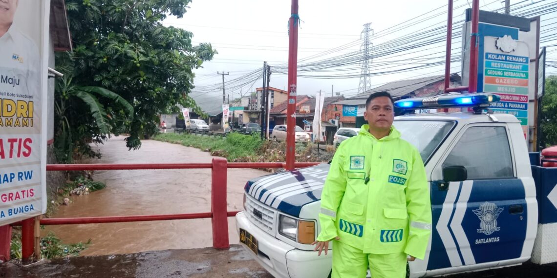 Antisipasi dikala hujan. Polsek Baros siaga laksanakan patroli debit sungai cisuda.