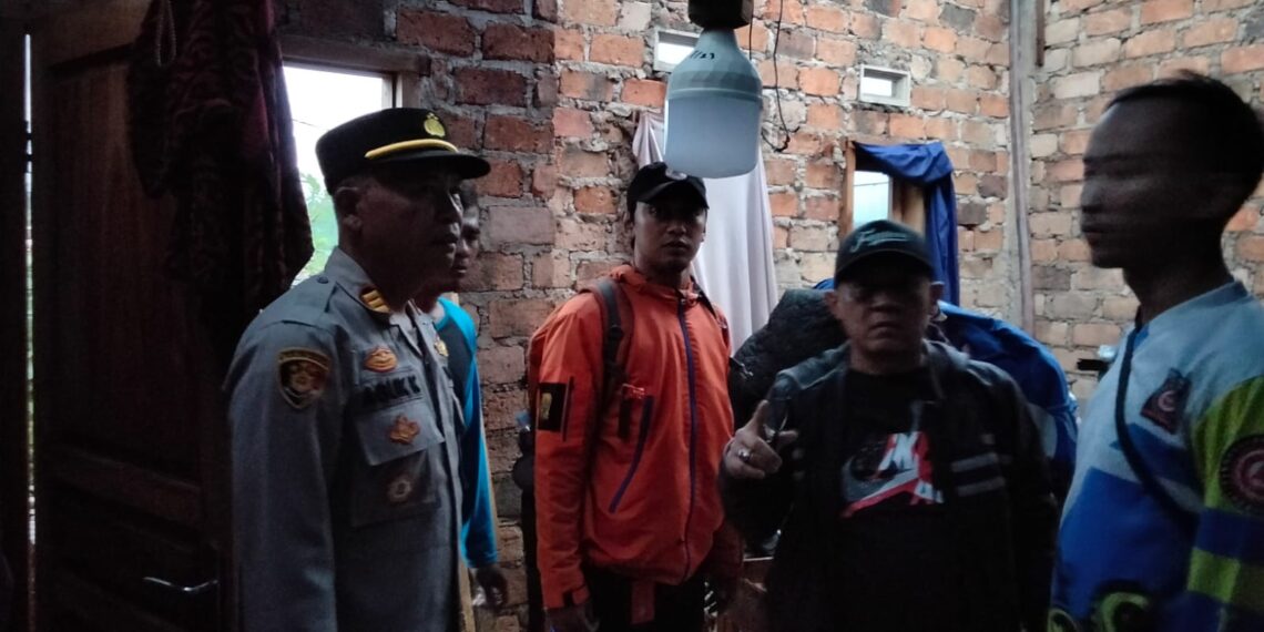Kapolsek Sukaraja dengan sigap melakukan pengecekan terhadap kondisi rumah Warga yang terkena bencana