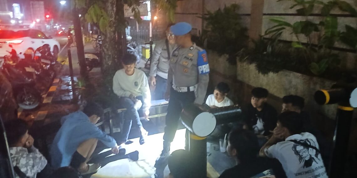 Patroli Rutin KRYD Malam Minggu Polsek Gunungpuyuh Guna Ciptakan Situasi Yang Aman Dan Kondusif