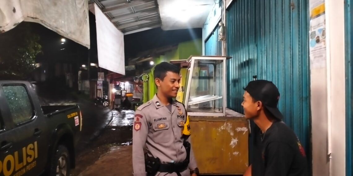Patroli Polsek Kebonpedes Malam Hari, Babinkamtibmas Ajak Pemuda Aktif Jaga Kamtibmas Pilkada Serentak 2024