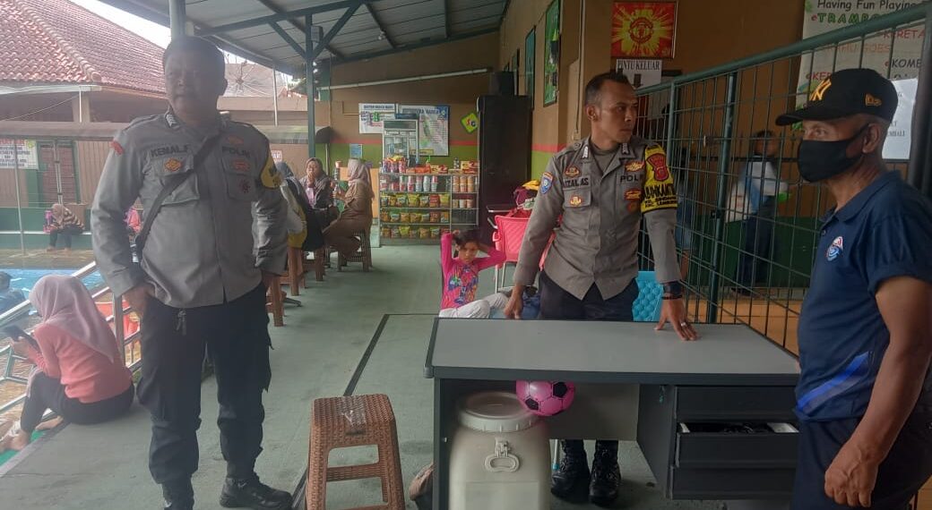 Patroli Tempat Wisata Kolam Renang Sport Garden Anggota Samapta Polsek Lembursitu