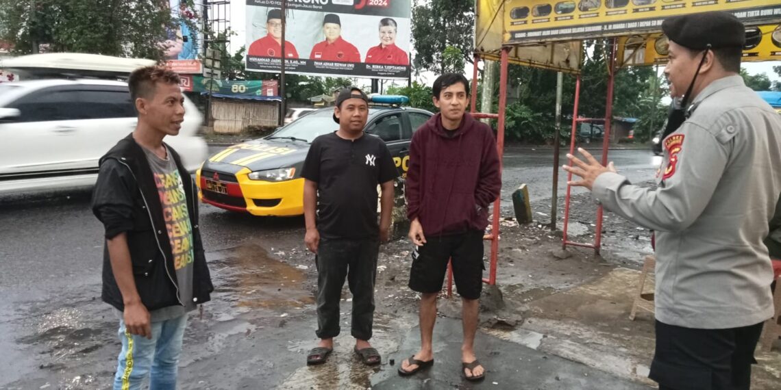 Patroli Dialogis Siang Hari, Anggota Polsek Lembursitu  Sampaikan Pesan Kamtibmas Kepada Warga
